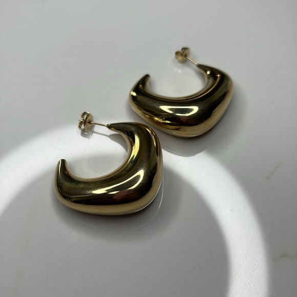 Elegant Gold Hoop Earrings - Picture 3 of 5